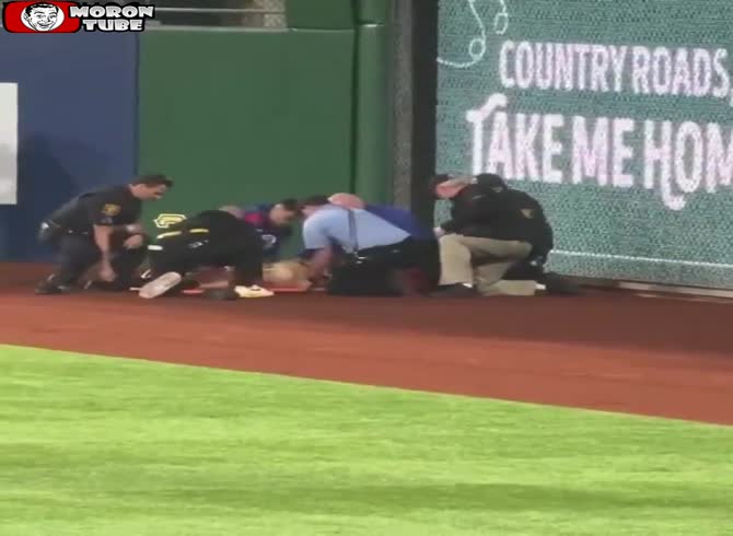 Video: Six meters from the bleachers, a fan falls (Warning - frightening)